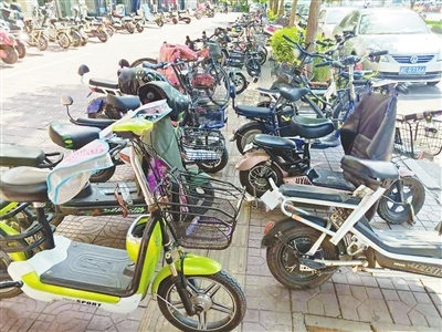 邢臺123:隨意停放機動車電動車、商家堆放雜物&hellip;記者走訪發現,市區多處盲道被占用