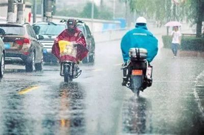 可怕!騎電動(dòng)車突然自燃,車主瞬間被大火包圍!