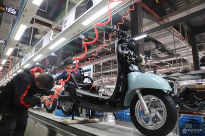 讓泳壇巨星葉詩文驚出表情包！探訪立馬超級工廠，揭秘金牌好車誕生地